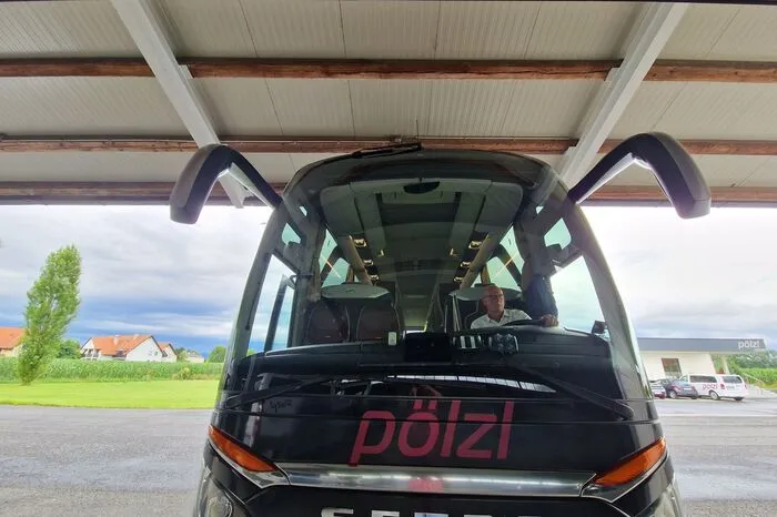 Mit seien Bussen organisiert er Reisen durch ganz Europa, ab Herbst auch wieder für Kreuzfahrtschiffe und dann in die ganze Welt