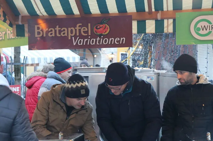 Neben Kunsthandwerk gab es verschiedenste Spezialitäten rund um den Bratapfel.