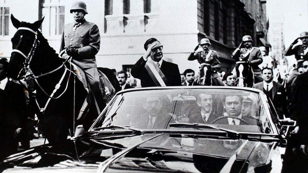 1972 ritt Augusto Pinochet noch neben Salvador Allende. Ein Jahr später putschte der General gegen den demokratisch gewählten Präsidenten.