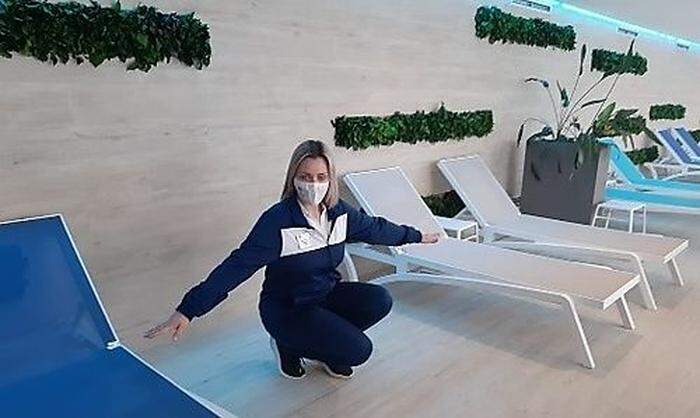 Ivana prüft den Abstand der Liegen im Indoor-Pool-Bereich des Hotels