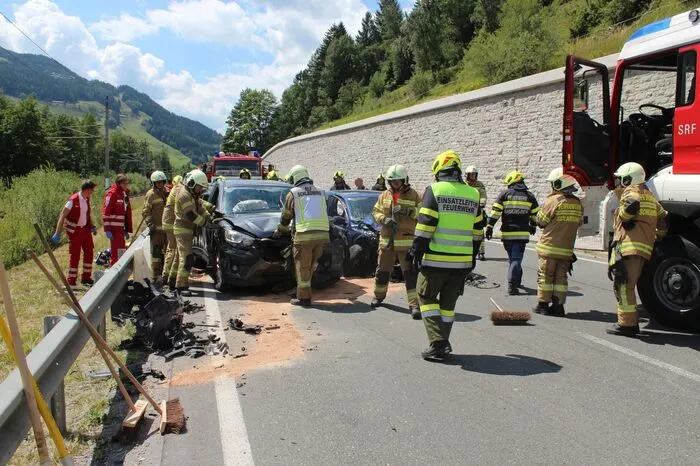 Eine eingeklemmte Person wurde von der Feuerwehr aus einem Fahrzeug befreit. Im Einsatz standen die FF Mandling-Pichl und die FF Schladming. 