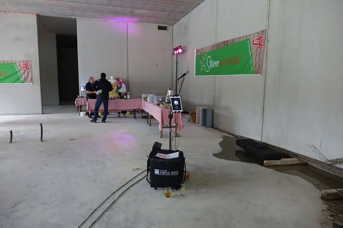 Verkaufsraum mit rund 280 Quadratmetern und offenem Blick ins Labor.