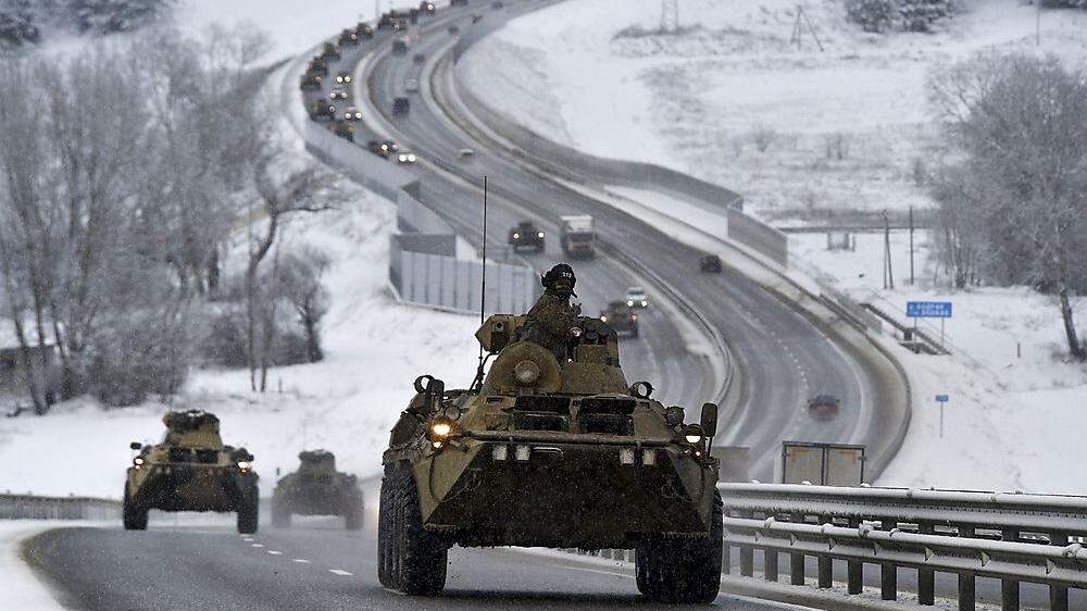 Ein russischer Militärkonvoi auf der Krim: Russland hat die Ukraine mit seinem Aufmarsch umzingelt