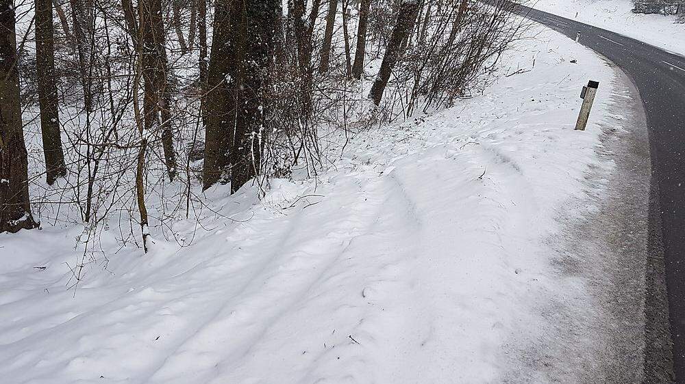 Die Spuren im Schnee zeigen den Weg des Pkw neben der B66. Der Fahrer schaffte es, das Fahrzeug zwischen den großen Bäumen durchzusteuern