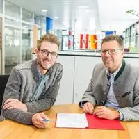 Fritzer und Flackl (von links) klären über das bei der Kärntner Landwirtschaftskammerwahl geltende Wahlrecht auf