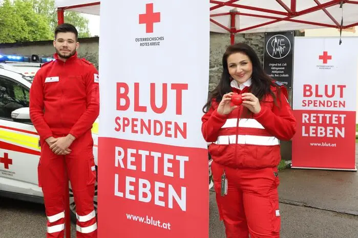 Blutspendeaktion mit Blutgruppenbestimmung und Stammzellenregistrierung.