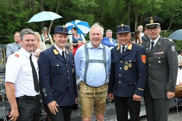 Beim außergewöhnlichen Bergmannsfest in der Reiftanzarena gesichtet wurden am Sonntag neben zahlreichen Bürgermeistern aus der Region mit dem Hüttenberger Gemeindeoberhaupt Seppi Ofner an der Spitze unter anderem Nationalratspräsident Walter Rosenkranz (Mitte), Landeshauptmann-Stellvertreter Martin Gruber, Landesrat Daniel Fellner, Bergkommissär Christian Harecker, Wietersdorfer Holding-Miteigentümerin Christina Fromme-Knoch, Bezirkshauptfrau Claudia Egger-Grillitsch, Landesfeuerwehrkommandant-Stellvertreter Friedl Monai sowie Reiftanz-Obmann Rupert Leikam.