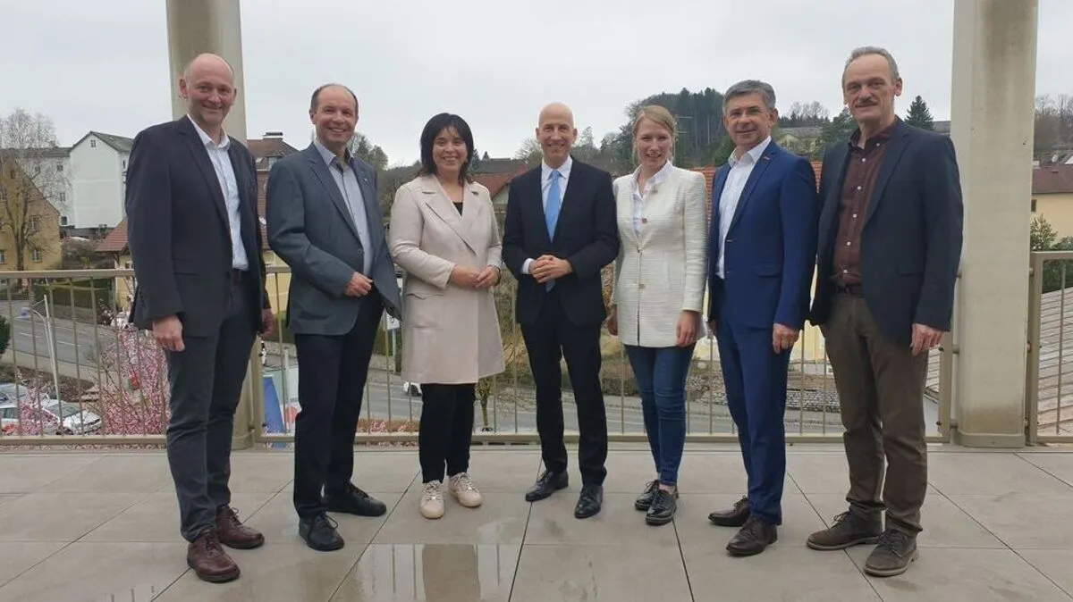 Präsentation in St. Stefan: Christian Narnhofer, Edmund Hacker, Agnes Totter, Bundesminister Martin Kocher, Julia Majcan, Franz Fartek und Johann Kaufmann (von links)