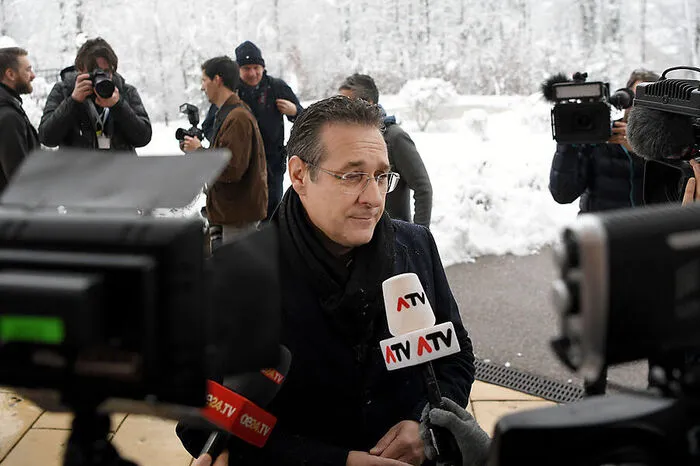 Auf FPÖ-Chef und Vizekanzler Heinz-Christian Strache warten schon die Medien: Man will wissen, wie es die Regierung mit dem Nein der Stadt Wien zur Mindestsicherung hält