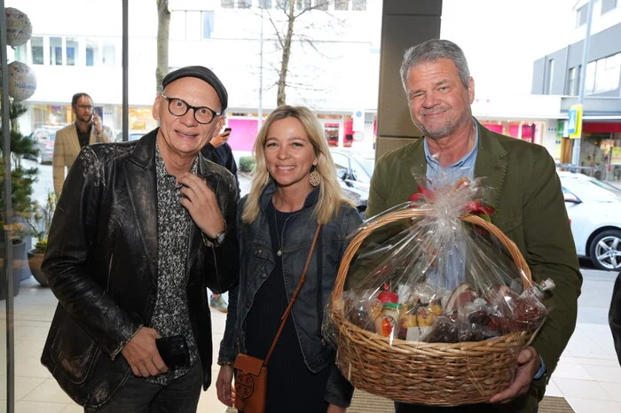 Moderator Oliver Baier mit Evelyn und Gerhard Köfer