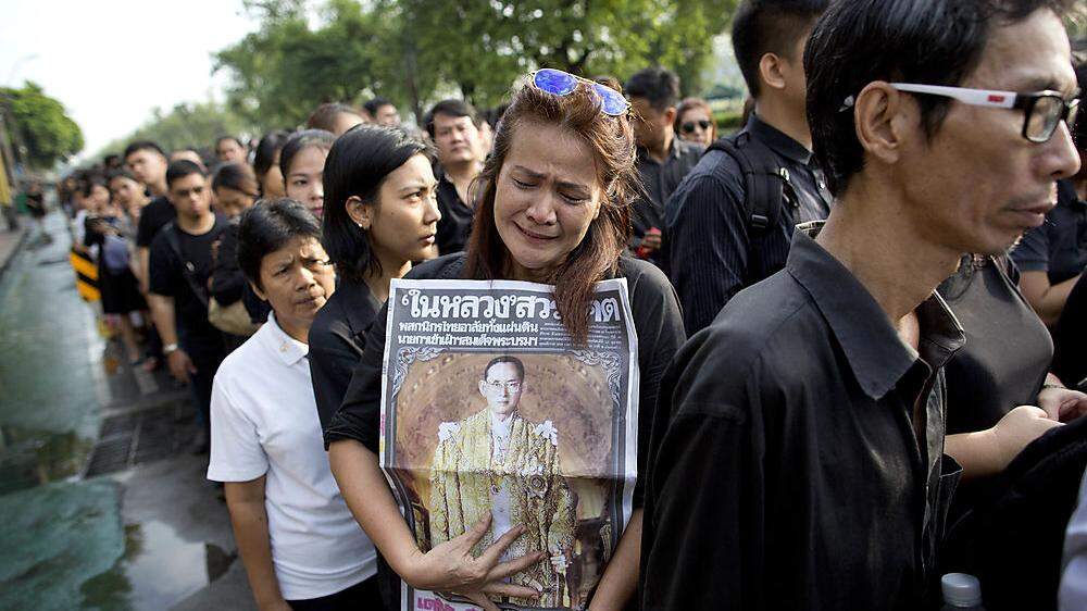 Thailands Regierung, aber auch Bürger empören sich über zu wenig Trauer um den verstorbenen Bhumibol