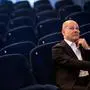 ABD0025_20240922 - POTSDAM - DEUTSCHLAND: 20.09.2024, Brandenburg, Potsdam: Bundeskanzler Olaf Scholz (SPD) sitzt auf seiner Sommerreise im Filmmuseum in Potsdam im Kinosaal. Foto: Fabian Sommer/dpa +++ dpa-Bildfunk +++. - FOTO: APA/dpa/Fabian Sommer