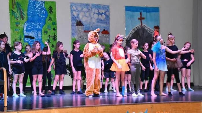 Die Chorkinder der Volksschule Neumarkt führten am Dienstagabend „Der Eisvogel von Neumarkt“ auf. Das Stück wurde von der Leiterin des Schulchors, Renate Klimbacher, selbst geschrieben, 30 Buben und Mädchen von der 2. bis 4. Schulstufe wirkten mit.