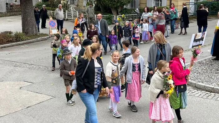 Die Kurverwaltung und die Marktgemeinde Aflenz veranstalteten am Samstag den traditionellen Umzug zum Erntedankfest. Insgesamt 18 Gruppen nahmen an diese Veranstaltung teil.