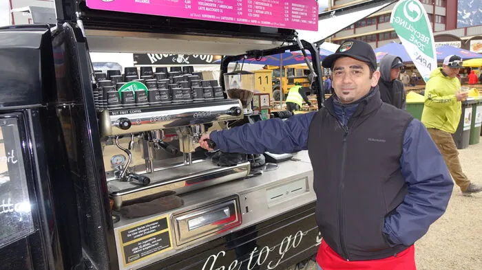 Julian aus Graz kümmert sich um besten Kaffee für jene, die Koffein ganz dringend brauchen. „Wir sind seit ein paar Jahren hier, wie auch bei vielen anderen Veranstaltungen“, erzählt er. Sein „Coffee to go“ kommt gut an - „und er schmeckt nach Kaffee“, sagt er schmunzelnd.