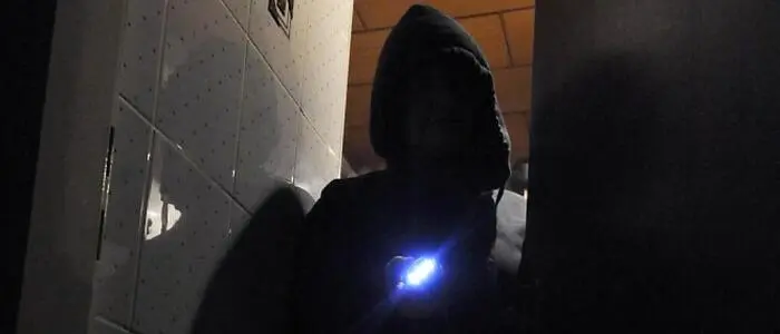 Polizisten bemerkten den Lichtschein einer Taschenlampe