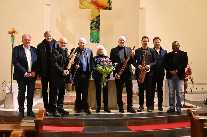v.l. Bürgermeister Martin Treffner, Lion Club Präsident Dieter Kraßnitzer, Künstler Franz Kraushofer, Musiker Rudi Gindlhumer und Claudia Kefer-Gindlhumer, Klaus Kuchling und Edgar Unterkirchner, Lion Club Vizepräsident Peter Santer und Pfarrer Dieudonne Mavudila-Bunda