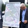Puntigams Bezirksvorsteher Helmuth Scheuch (ÖVP) und Michael Engel von XAL mit dem Vorschlag für die Straße, die künftig das Gewerbegebiet in der Auer-Welsbachgasse mit der Puntigamer Straße verbinden soll