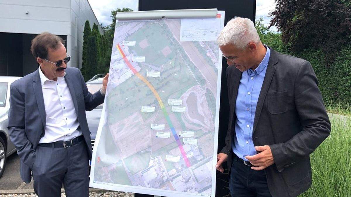 Puntigams Bezirksvorsteher Helmuth Scheuch (ÖVP) und Michael Engel von XAL mit dem Vorschlag für die Straße, die künftig das Gewerbegebiet in der Auer-Welsbachgasse mit der Puntigamer Straße verbinden soll