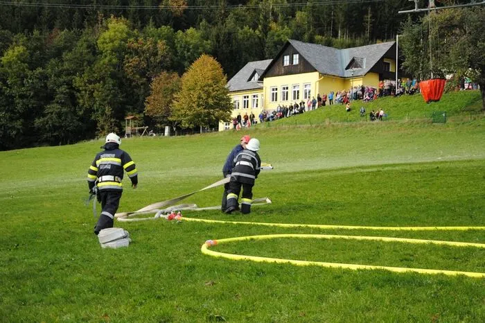 Übungsleiter Josef Freidl von der Freiwilligen Feuerwehr Gressenberg koordinierte die teilnehmenden Feuerwehren aus Garanas, Glashütten, Gressenberg, Grünberg-Aichegg, Hollenegg, Rettenbach, Schwanberg und Trag sowie die Flugdienststaffel Ost/Süd und die Kameraden des Sonderstützpunktes für Waldbrandbekämpfung aus Kapfenberg.