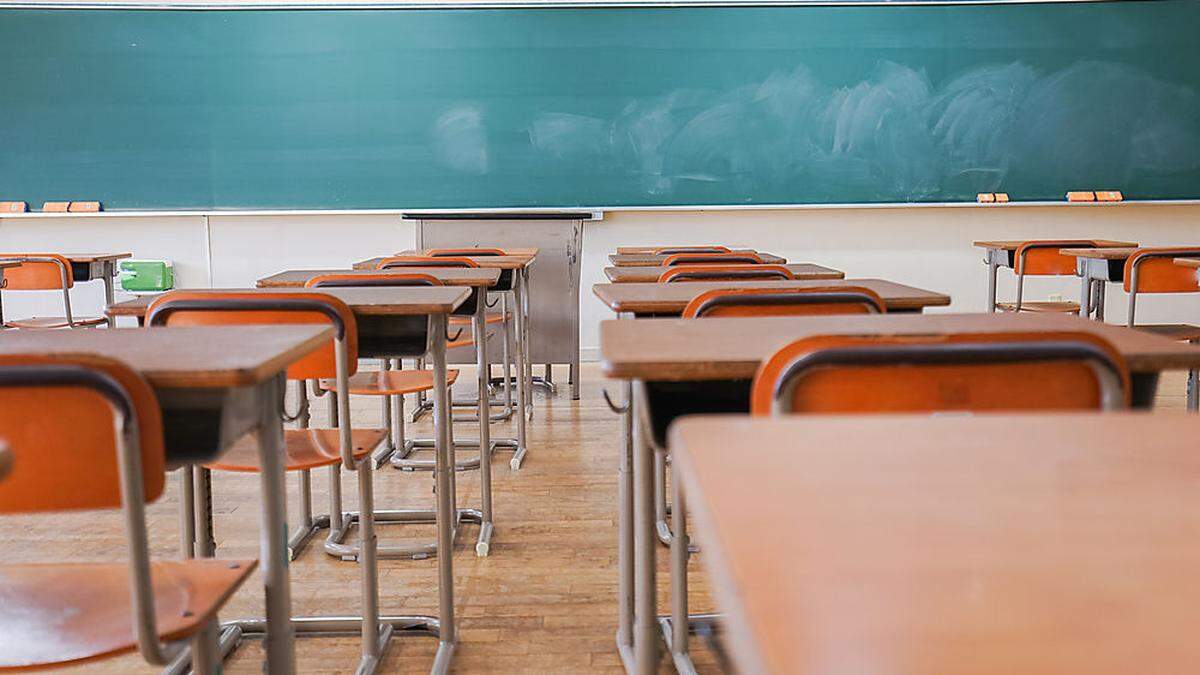 Der Lehrer wurde nach Bekanntwerden der Vorwürfe dienstfrei gestellt