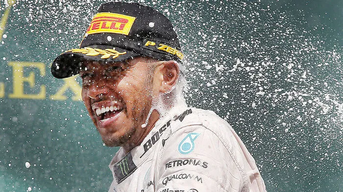 Lewis Hamilton in der Sektdusche