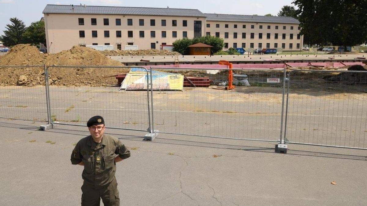 Oberstleutnant Günter Rath vor der Baustelle des neuen Mannschaftsblocks