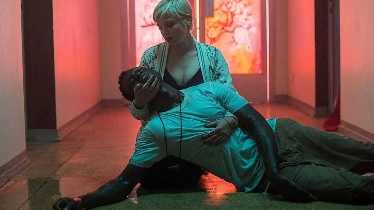 Zeitgenössisches Leinwandepos: Welket Bungué und Jella Haase in „Berlin Alexanderplatz“