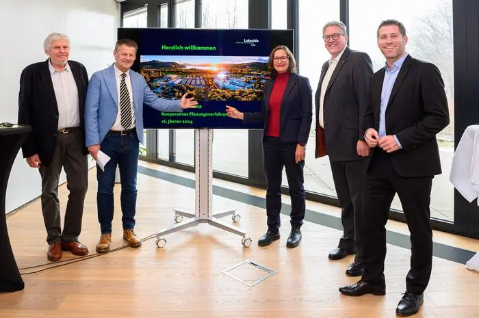 Pressekonferenz, Stadtkommunikation, Bgm. Christian Scheider, Vzbgm. Philipp Liesnig, Stadträtin Dipl. Ing. Constance Mochar, Foto Thomas Hude, Kooperatives Planungsverfahren Lakeside  Park, Mag. (FH) Bernhard Lamprecht MRICS (Geschäftsführer Lakeside Park), Dr. Robert Korab (Eigentümer und Geschäftsführer von raum & Kommunikation GmbH)