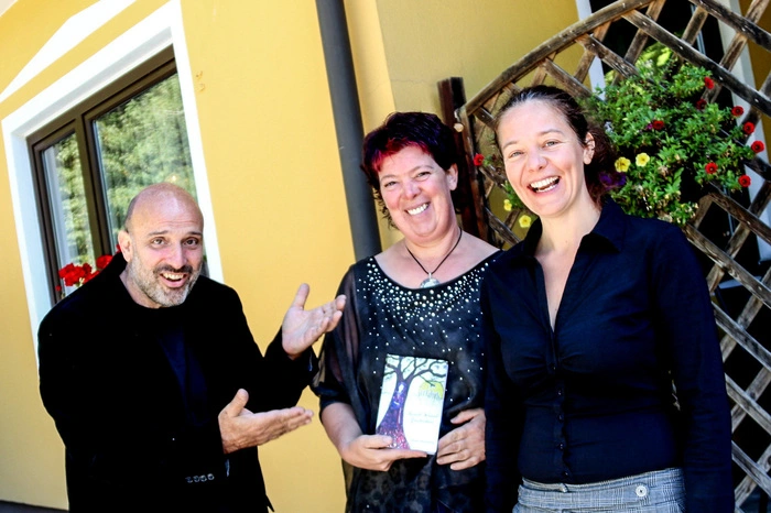 Museumsdirektor Axel Samyi mit Hemma Schliefnig und Regina Picker.