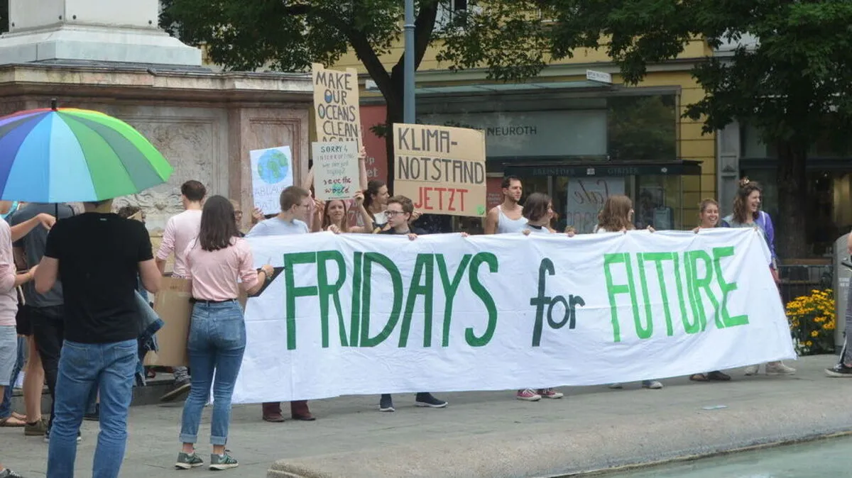 Mit oder ohne Schirmen wird dem beginnenden Regen getrotzt