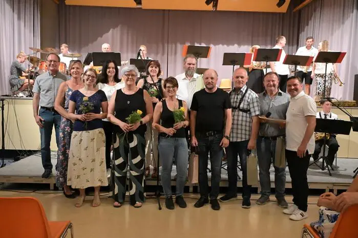  Zum Abschluss wurden Prüfungsurkunden überreicht und das Lehrpersonal mit Blumensträußen gewürdigt.