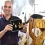 Der Kraiger Markus Wagner mit einigen seiner Unikate aus Holz, das er am eigenen Bauernhof verarbeitet