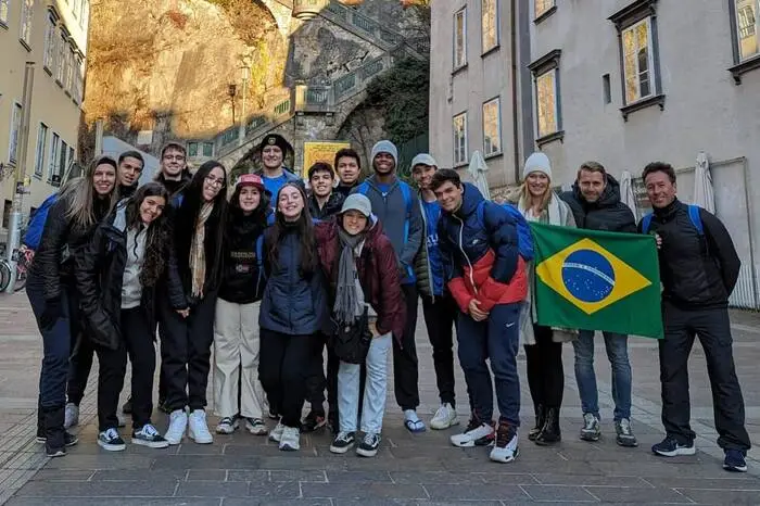 Bereits zum zweiten Mal nach 2020 verbrachten 13 Schülerinnen und Schüler mit ihren beiden Lehrern aus Porto Alegre dank einer Kooperation mit den Handballern der BT-Füchse zehn Tage in der Steiermark. Organisiert wurde dieser Aufenthalt erneut von Füchse Obmann Karl-Heinz Weiland und Trainer Pedro Alvarez, dessen Gattin aus Brasilien stammt.