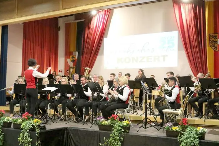 Der musikalische Bogen spannte sich von Walzermelodien über Klassik bis hin zum Marsch. Übrigens: Für ihr langjähriges Wirken im Dienste der Blasmusik wurden Karl Gruber (50 Jahre) und Kapellmeisterin Kathrin Bischof (25 Jahre) ausgezeichnet. 