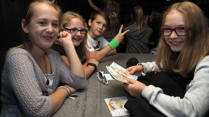 In der Klagenfurter Disco Bollwerk war Samstag am Nachmittag die Hölle los. Erstmals machte die Nichtraucher - Kinderdisco YOLO in Klagenfurt auf ihrer Tour Station. Die Nichtraucher - Party in Klagenfurt war auch der Start der Österreich-Tour. Es ist das zweite Jahr der YOLO - Partys, die im Auftrag des Gesundheitsministeriums der jungen Zielgruppe zeigen wollen, dass man ohne zu rauchen gleich cool sein kann. Zur Erinnerung gab es Festival-Bänder fürs Handgelenk und gebrandete Sonnenbrillen.