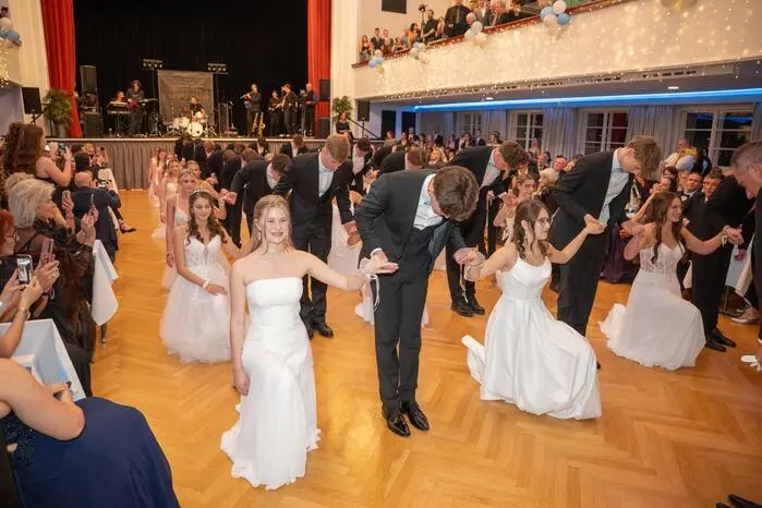  Nach der Polonaise, die unter der Anleitung der Tanzschule Glauninger stattfand, ...