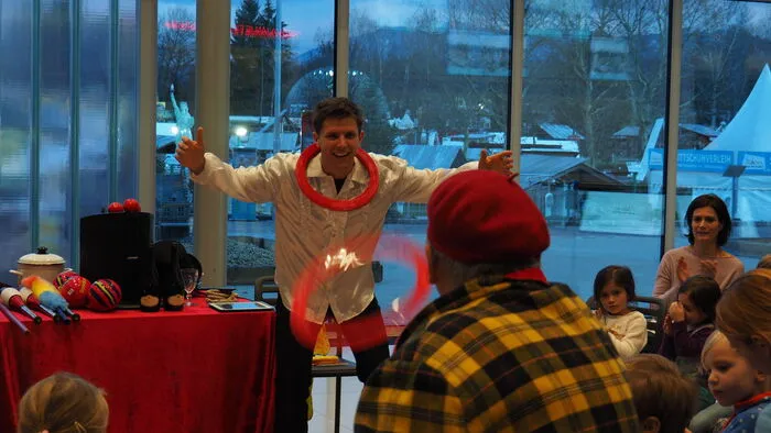 Der Maria Saaler Circus Dimitri bezeichnet sich als kleinster Zirkus der Welt. Jetzt hat Zirkusdirektor Dimitri Würschl in der kleinen Welt beim Wörthersee sein erstes Dauergastspiel. Das halbstündige Programm beginnt im Jänner und im Feber in der warmen Winterwelt von Minimundus samstags stets um 14 und 16 Uhr. Die Kindermalschule werkt gleich neben der Manege. Mit der Eintrittskarte gehen die Besucher auch ins Kino und machen wetterabhängig eine Runde durch die reguläre Minimundus-Ausstellung.