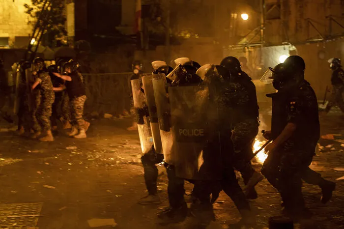 Die Demonstranten sehen die verheerenden Explosionen als Beleg für die Inkompetenz der Regierung - ein Vorwurf, der in der libanesischen Bevölkerung weit verbreitet ist.