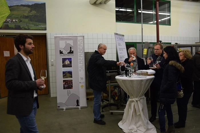Unter den Proben war auch ein eigener Wein, der in der Zusammenarbeit der drei Weinbaufachschulen Silberberg, Weinsberg (D) und Laimburg (Ita) entstanden ist.