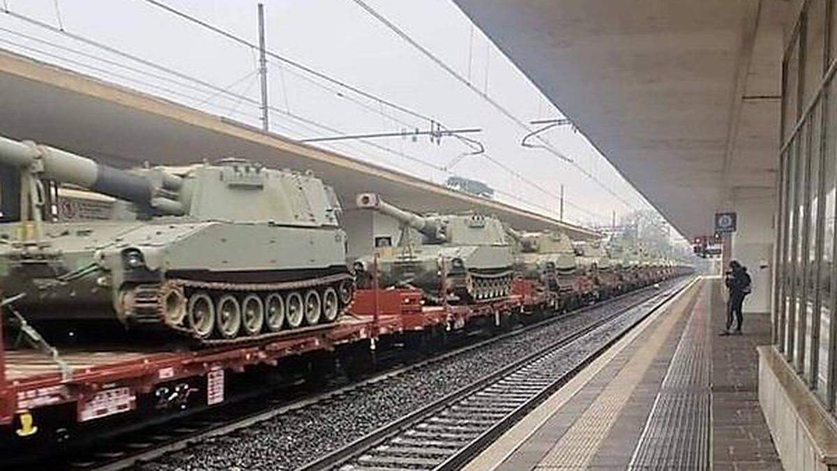 Der Zug des Anstoßes, mit Panzern für die Ukraine, der am  15. April durch Österreich fuhr