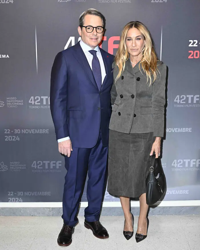 Matthew Broderick und Sarah Jessica Parker: Die Ehe der beiden wurde von Berichten über eine angebliche Untreue Brodericks belastet. Parker entschied sich jedoch, an der Ehe festzuhalten und gemeinsam mit Broderick die Familie aufzubauen. Die beiden sind bis heute verheiratet und haben drei Kinder.
