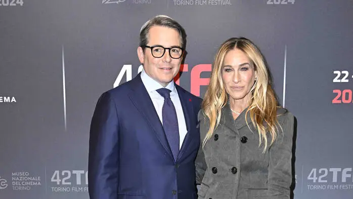 Matthew Broderick und Sarah Jessica Parker: Die Ehe der beiden wurde von Berichten über eine angebliche Untreue Brodericks belastet. Parker entschied sich jedoch, an der Ehe festzuhalten und gemeinsam mit Broderick die Familie aufzubauen. Die beiden sind bis heute verheiratet und haben drei Kinder.