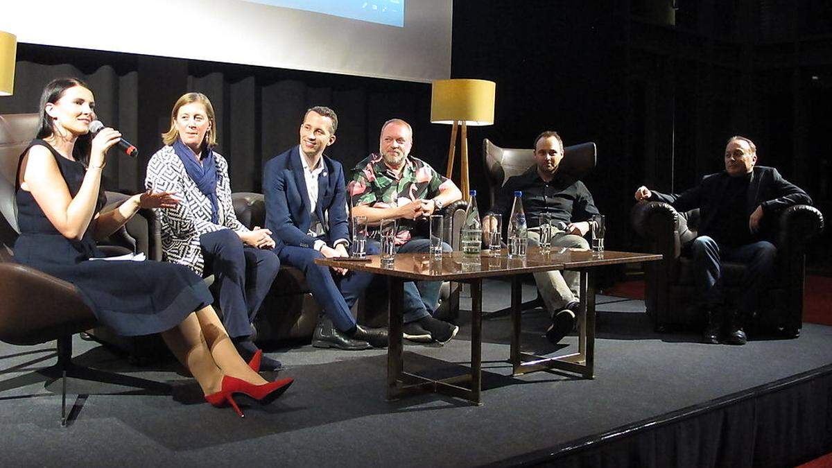 Moderatorin Silvia Gaich (links) mit dem bunt zusammengesetzten Podium