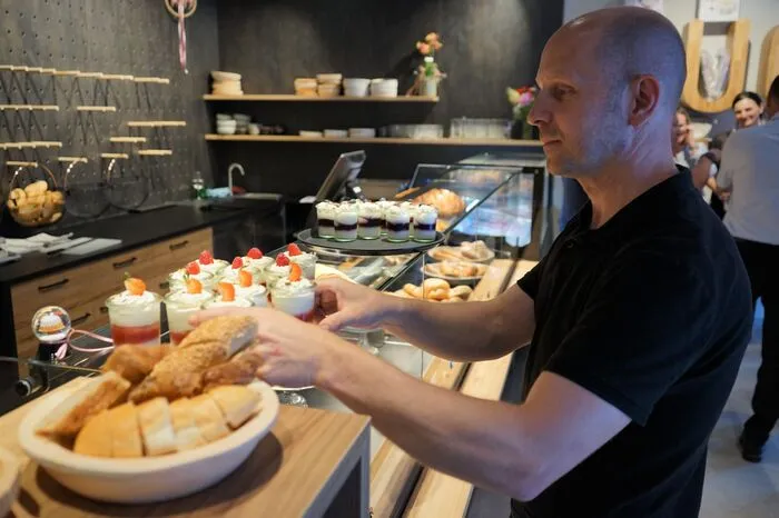 Ab sofort werden täglich von 6.30 bis 20 Uhr Mehlspeisen-Kreationen, Eis, Kaffee und hausgemachte Limonaden angeboten. Außerdem gibt es eine Brunch-Auswahl.