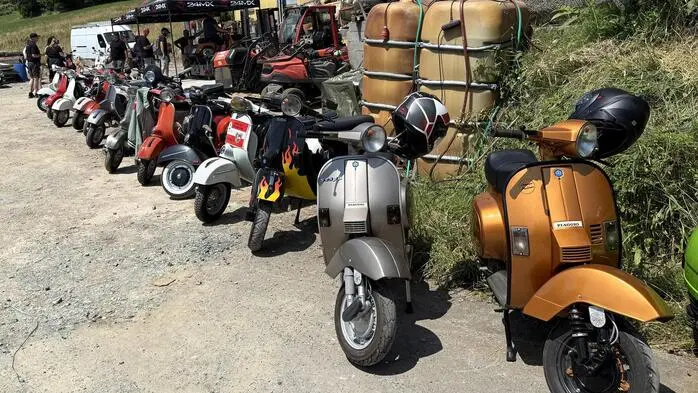 Ganz im Zeichen von Klassikern wie Schaltroller mit oder ohne Patina stand das Treffen des Vespaclubs Fürstenfeld. Der junge Club unter Obmann Manuel Hluszik lud zum „5. Blech, Bier & Wein“ nach Stadtbergen zum Stelzer-Wirt.