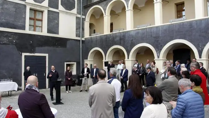 Das Jahresprogramm 2026 des Museums Pfeilburg Fürstenfeld startete mit der Eröffnung der beiden Sonderausstellungen „Fürstenfelder Kunst- und Kulturgeschichten“ und der Feuerwehrausstellung „Gott zur Ehr‘ – dem nächsten zur Wehr“ am Freitagabend.