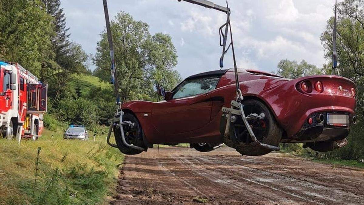 Die Feuerwehr Birkfeld barg den Lotus-Sportwagen mittels Kran