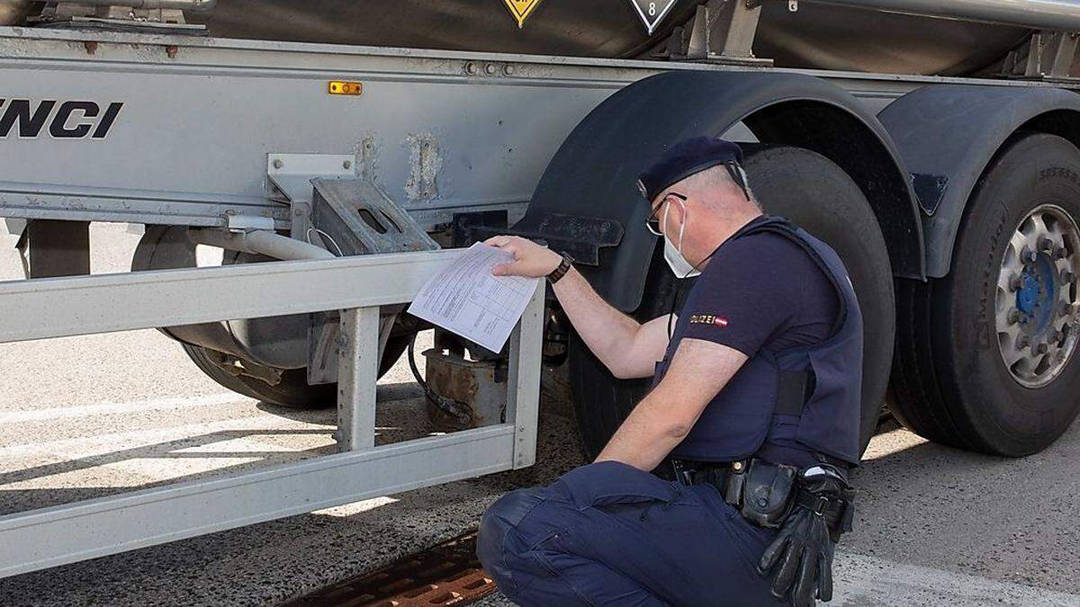 Bei Schwerpunktkontrollen auf der A2 wurden zahlreiche Mängel festgestellt