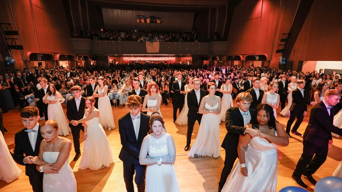 „Gym on Ice – Our Last Dance“ war das Maturaball-Motto von 37 Maturantinnen und Maturanten des BG/BRG Knittelfeld im städtischen Kulturhaus. 